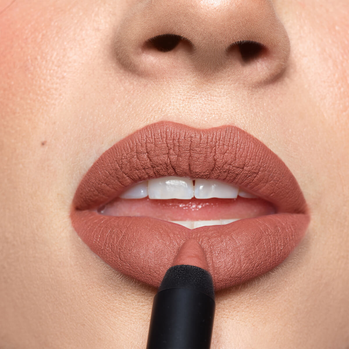 MAGNETIC MATTE LIP COLOR (LÁPIZ DE LABIOS MATE)